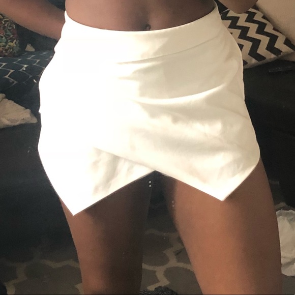 WHITE SKORT - Picture 1 of 1